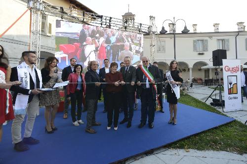 Gli assessori regionali Cristiano Shaurli (Risorse agricole e forestali) e Sara Vito (Ambiente ed Energia), Davide Paolini (Critico enogastronomico), Antonia Klugmann (Chef), Sergio Bolzonello (Vicepresidente Regione FVG e assessore Attività produttive, Turismo e Cooperazione) e Rodolfo Ziberna (Sindaco Gorizia) durante il taglio del nastro a "Gusti di Frontiera" - Gorizia 21/09/2017